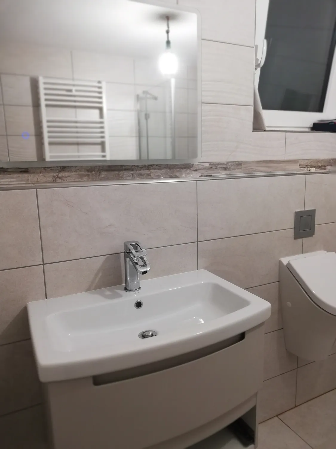Kopalnica z lesenim pultom — Kopalnice, izvedba Keramičarstvo MCool
